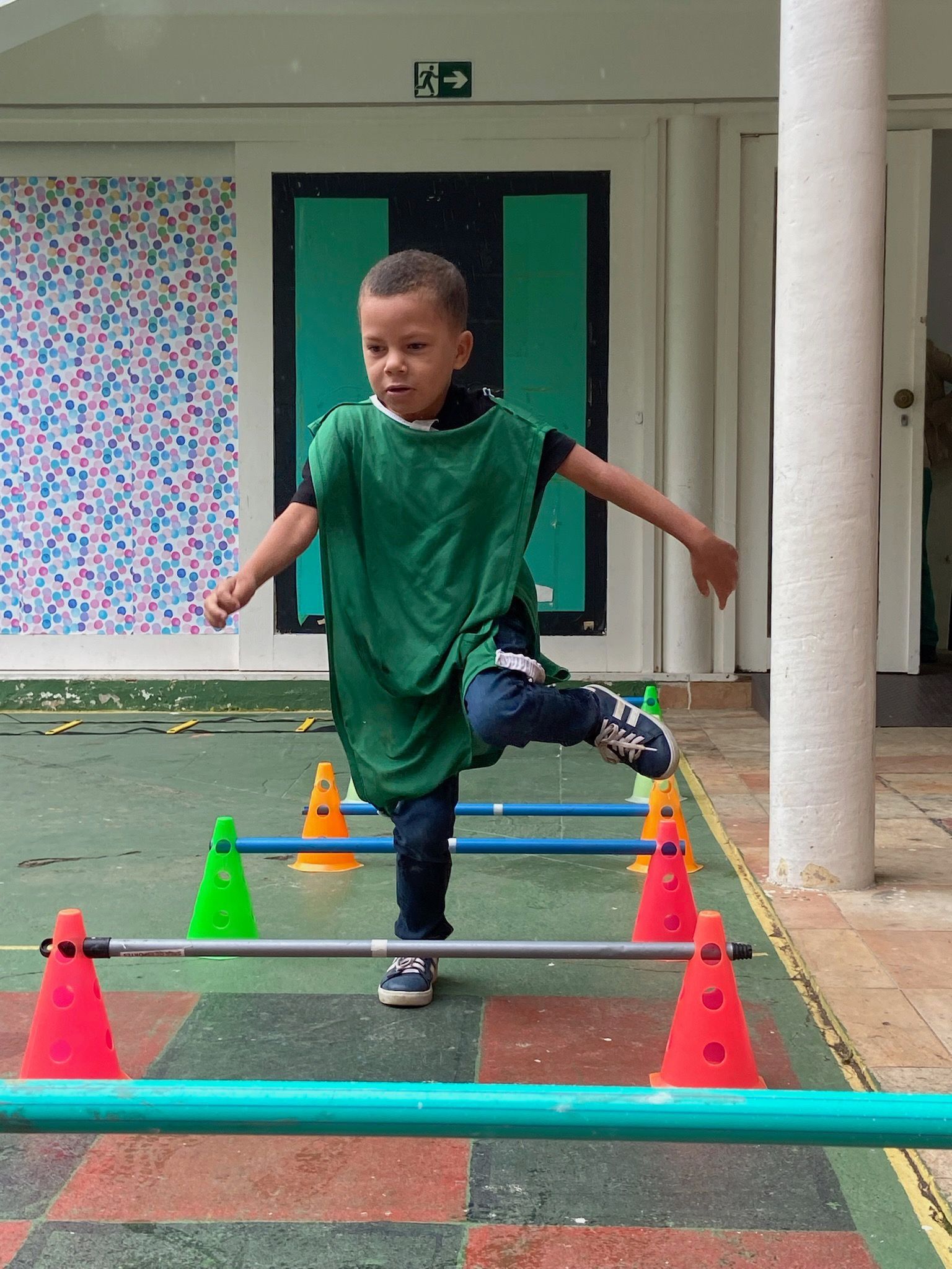 Um menino está pulando uma barra em um playground.