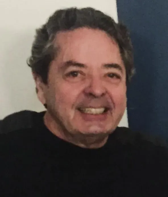 Uma imagem de uma pessoa sem rosto em um fundo branco.