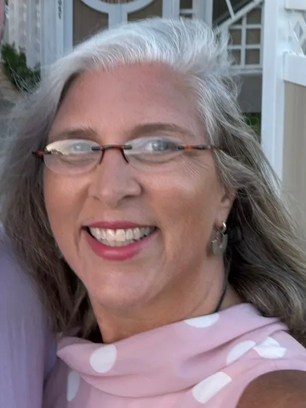 Uma imagem de uma pessoa sem rosto em um fundo branco.