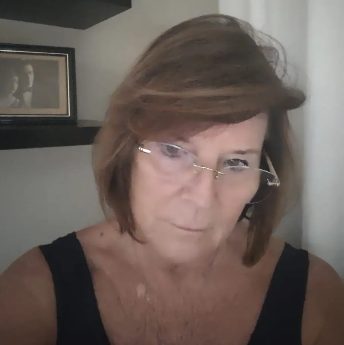 Uma imagem de uma pessoa sem rosto em um fundo branco.