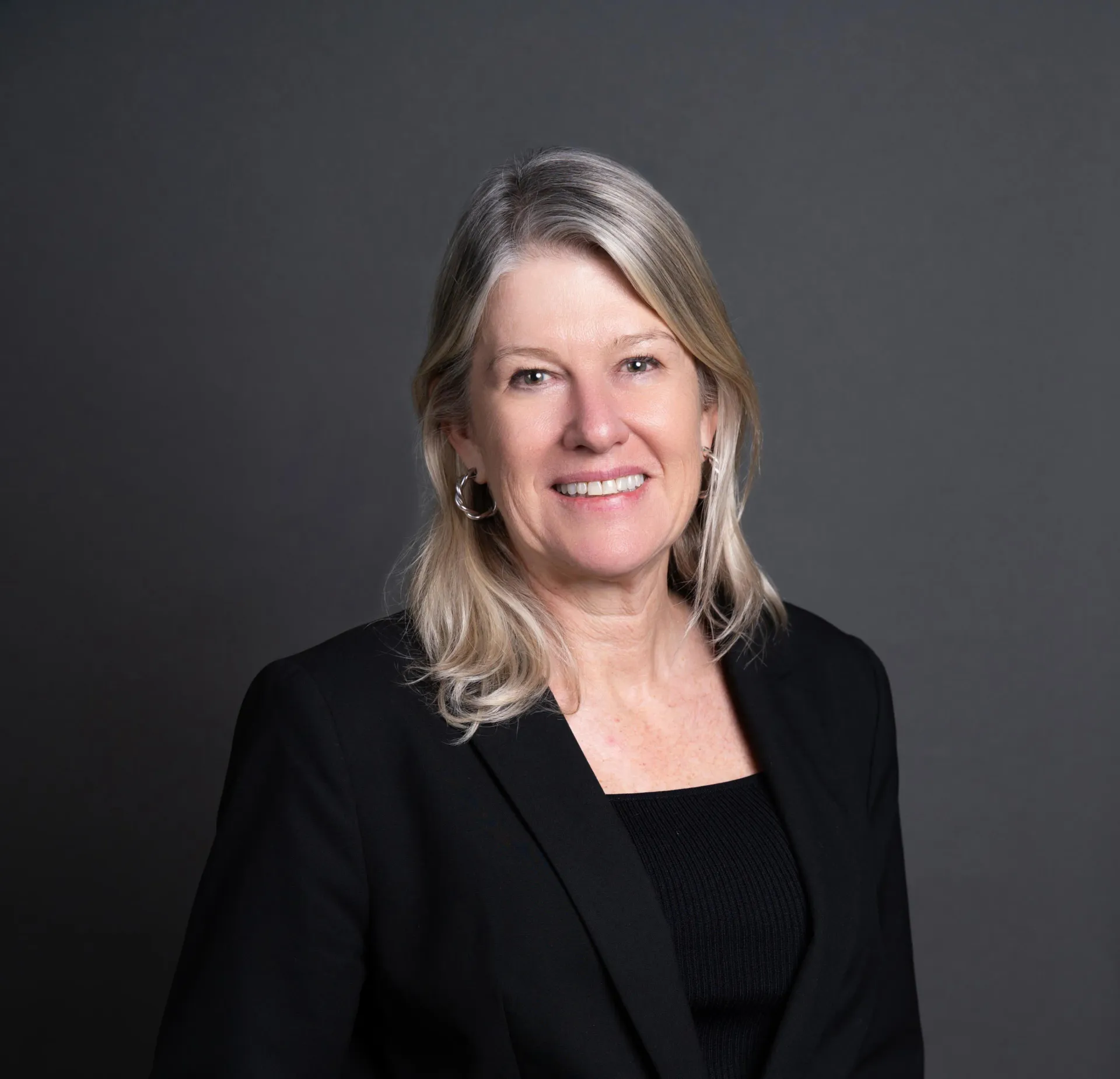 Uma imagem de uma pessoa sem rosto em um fundo branco.