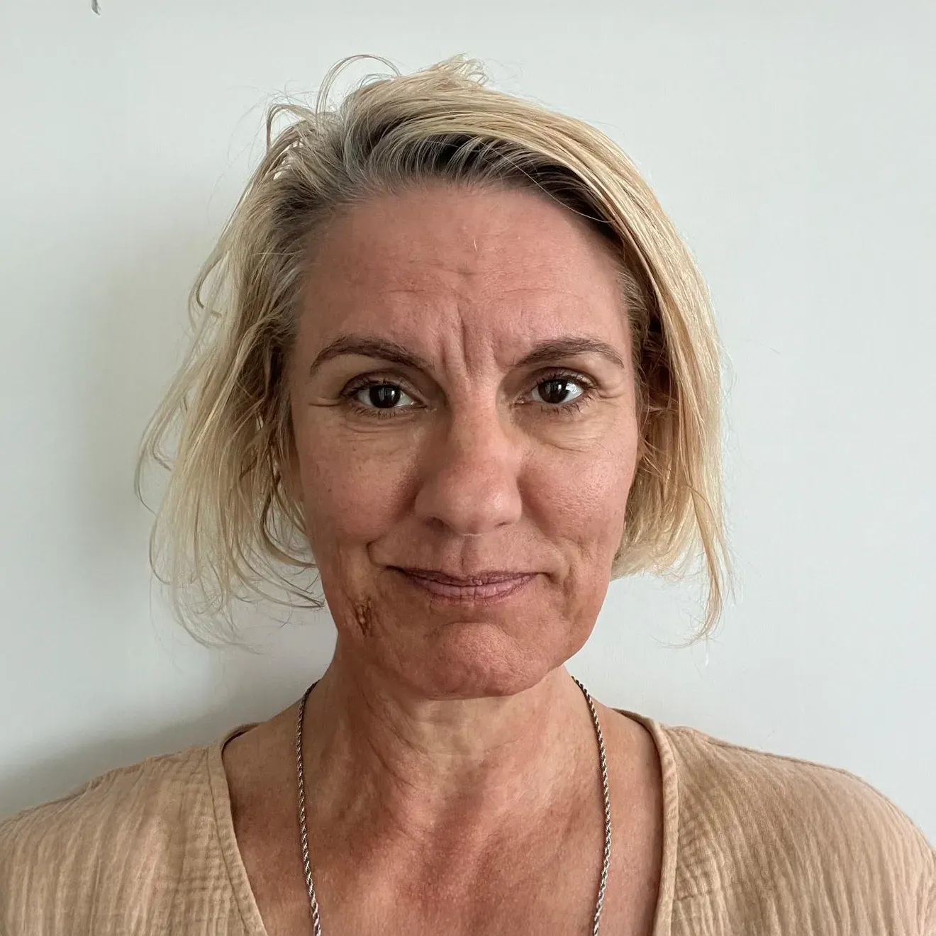 Uma imagem de uma pessoa sem rosto em um fundo branco.