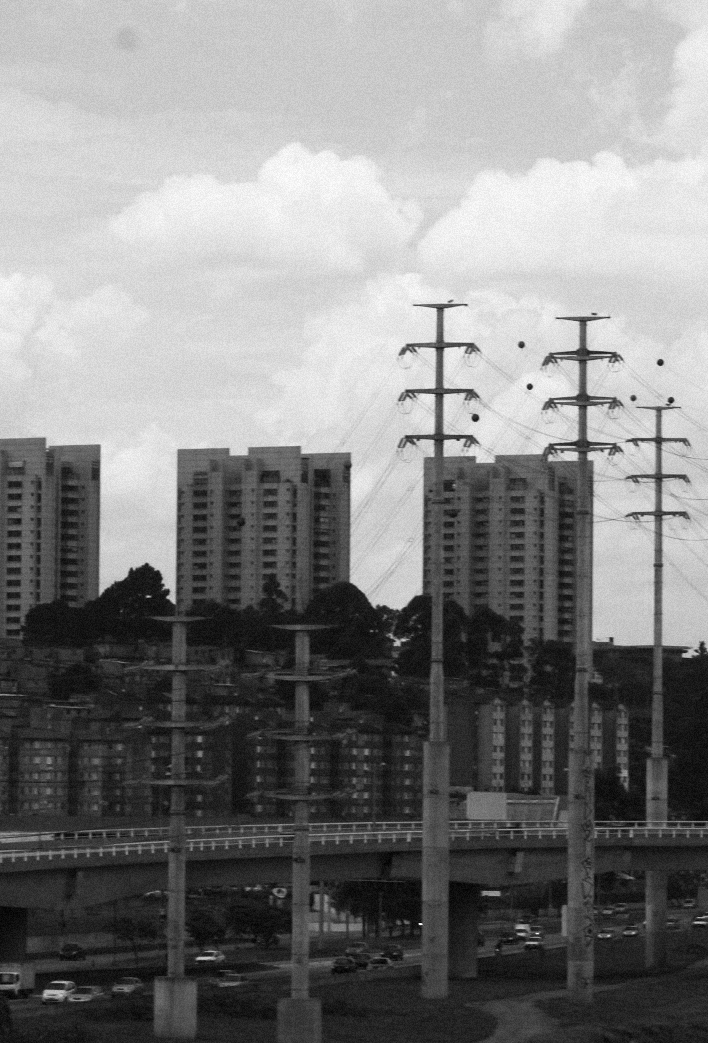 Uma foto em preto e branco de prédios altos e linhas de energia