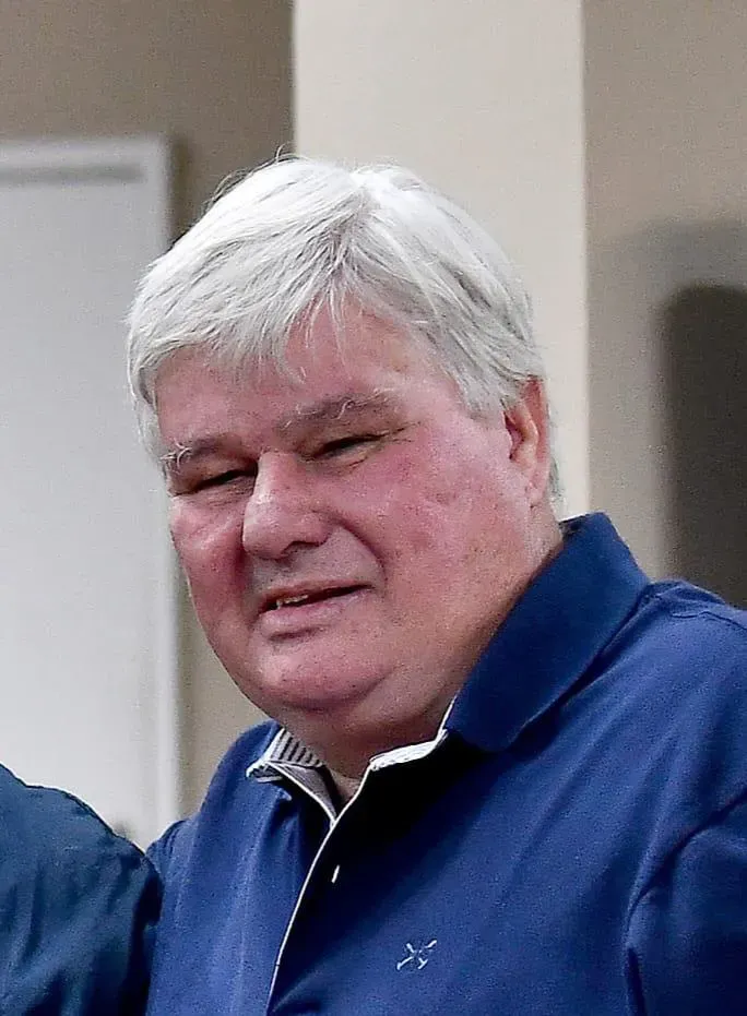 Uma imagem de uma pessoa sem rosto em um fundo branco.