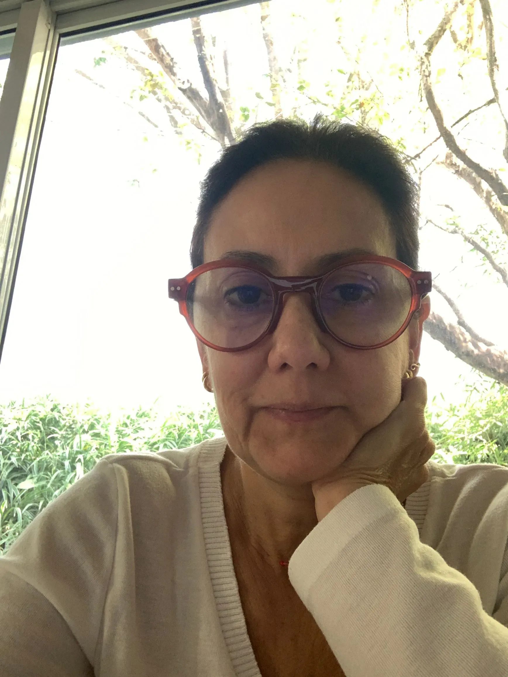 Uma imagem de uma pessoa sem rosto em um fundo branco.