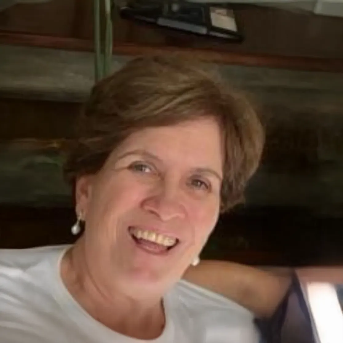 Uma imagem de uma pessoa sem rosto em um fundo branco.