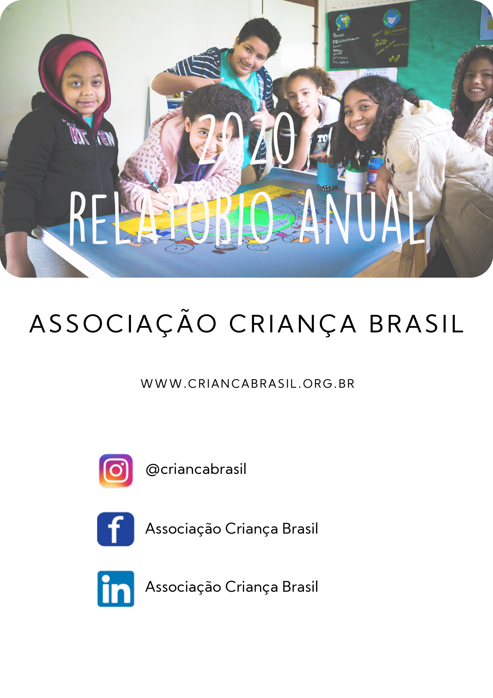 Um grupo de crianças está posando para uma foto em uma sala de aula.
