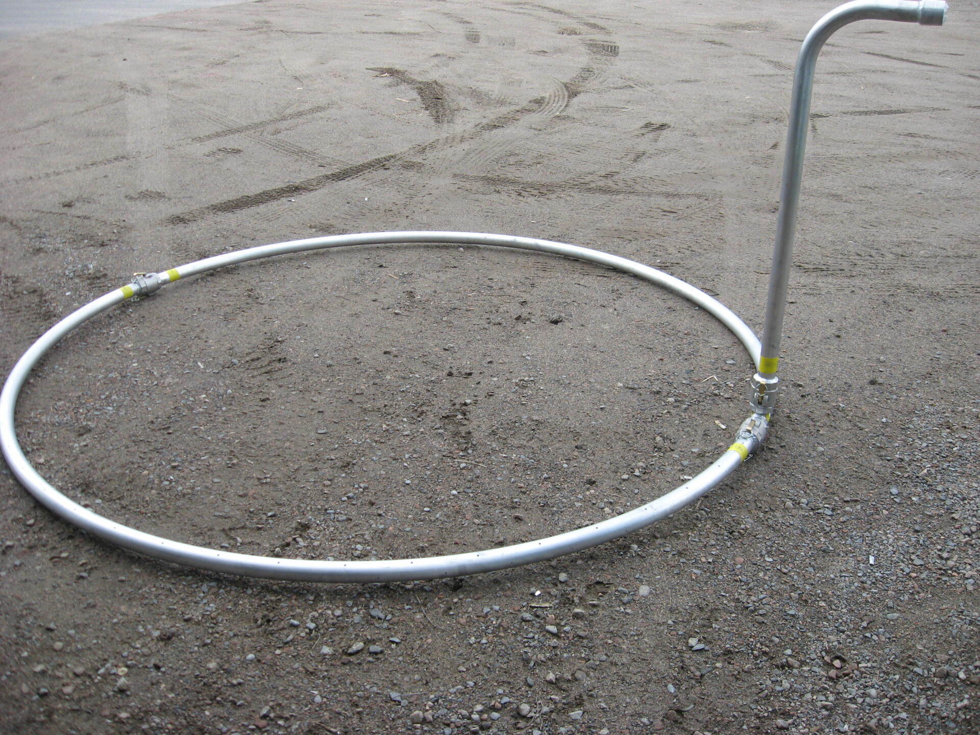 Un grand cercle métallique est posé sur le sol