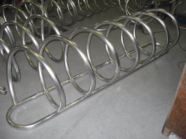 Une rangée de porte-vélos en forme de spirale en acier inoxydable