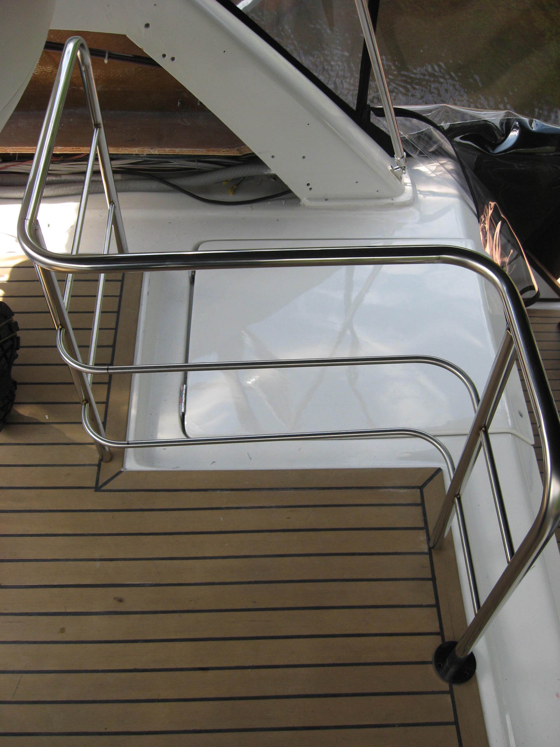 Une balustrade en acier inoxydable sur le côté d'un bateau