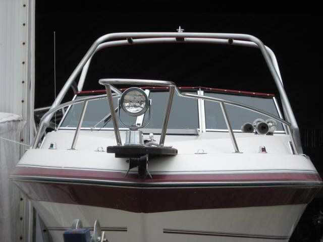 Un bateau avec une tour en acier inoxydable au sommet