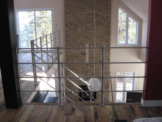 Une vue d'un escalier depuis le deuxième étage d'une maison