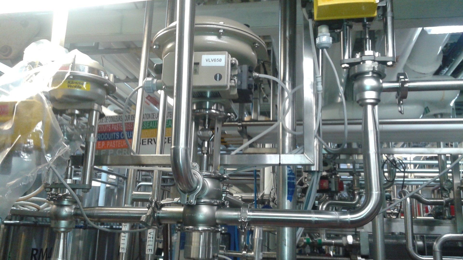 Un tas de tuyaux sont reliés les uns aux autres dans une usine.