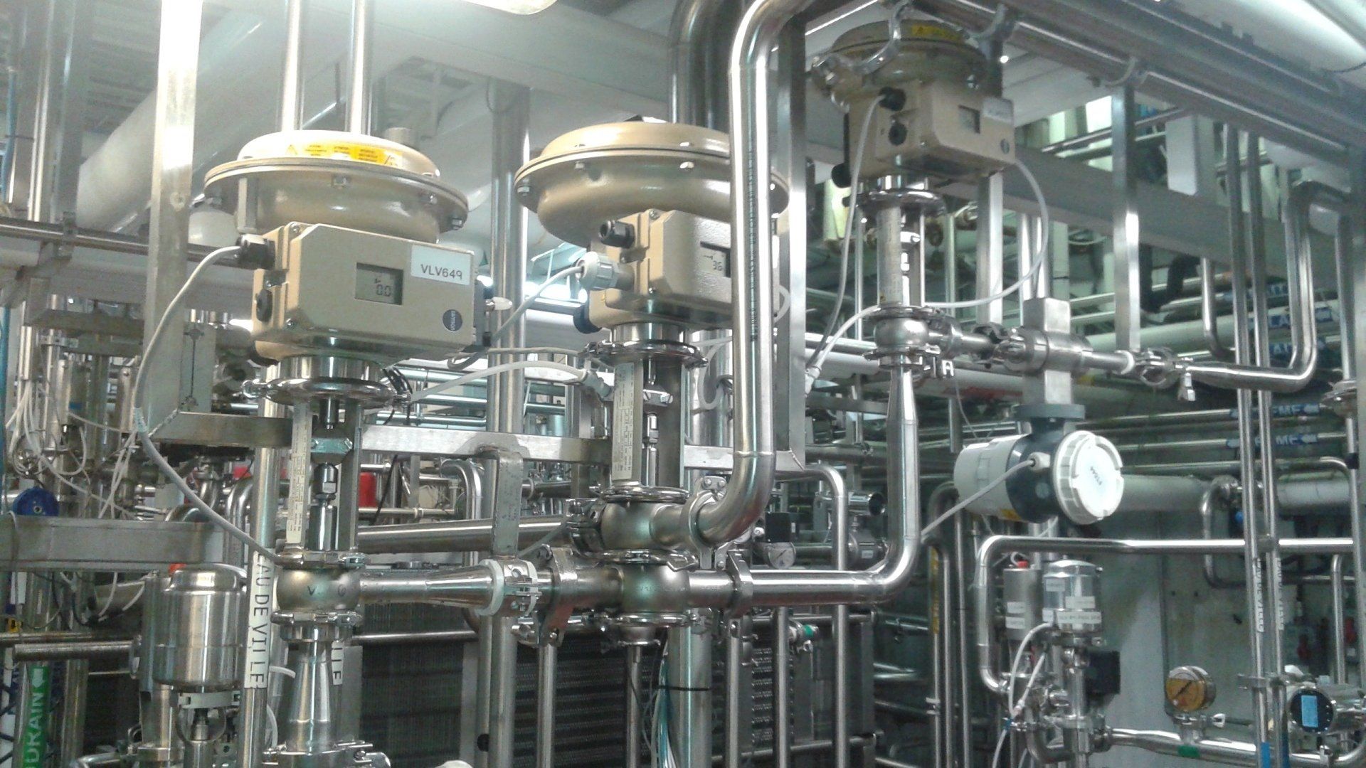 Il y a beaucoup de tuyaux et de vannes dans cette usine.