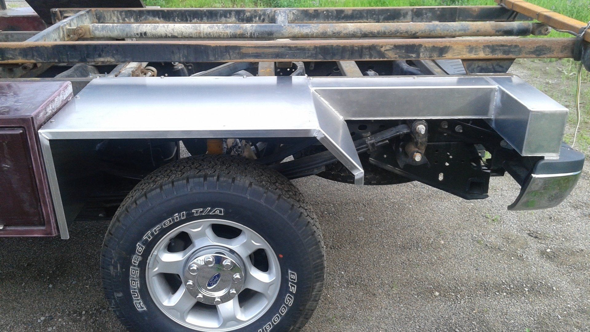 Un camion avec un pneu qui dit bfgoodrich dessus