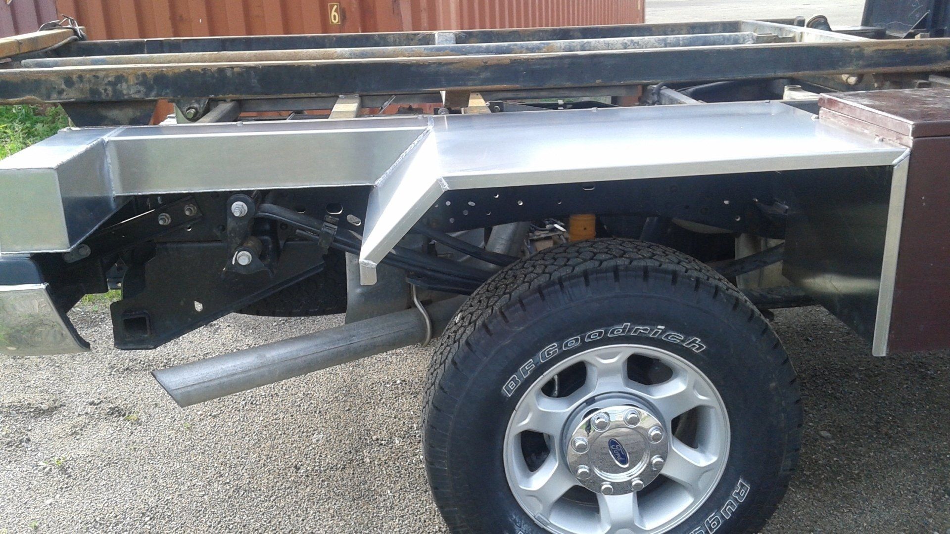 Un camion avec un pneu bfgoodrich dessus