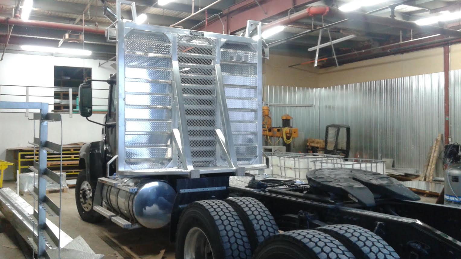 Un semi-remorque est en cours de construction dans un entrepôt.