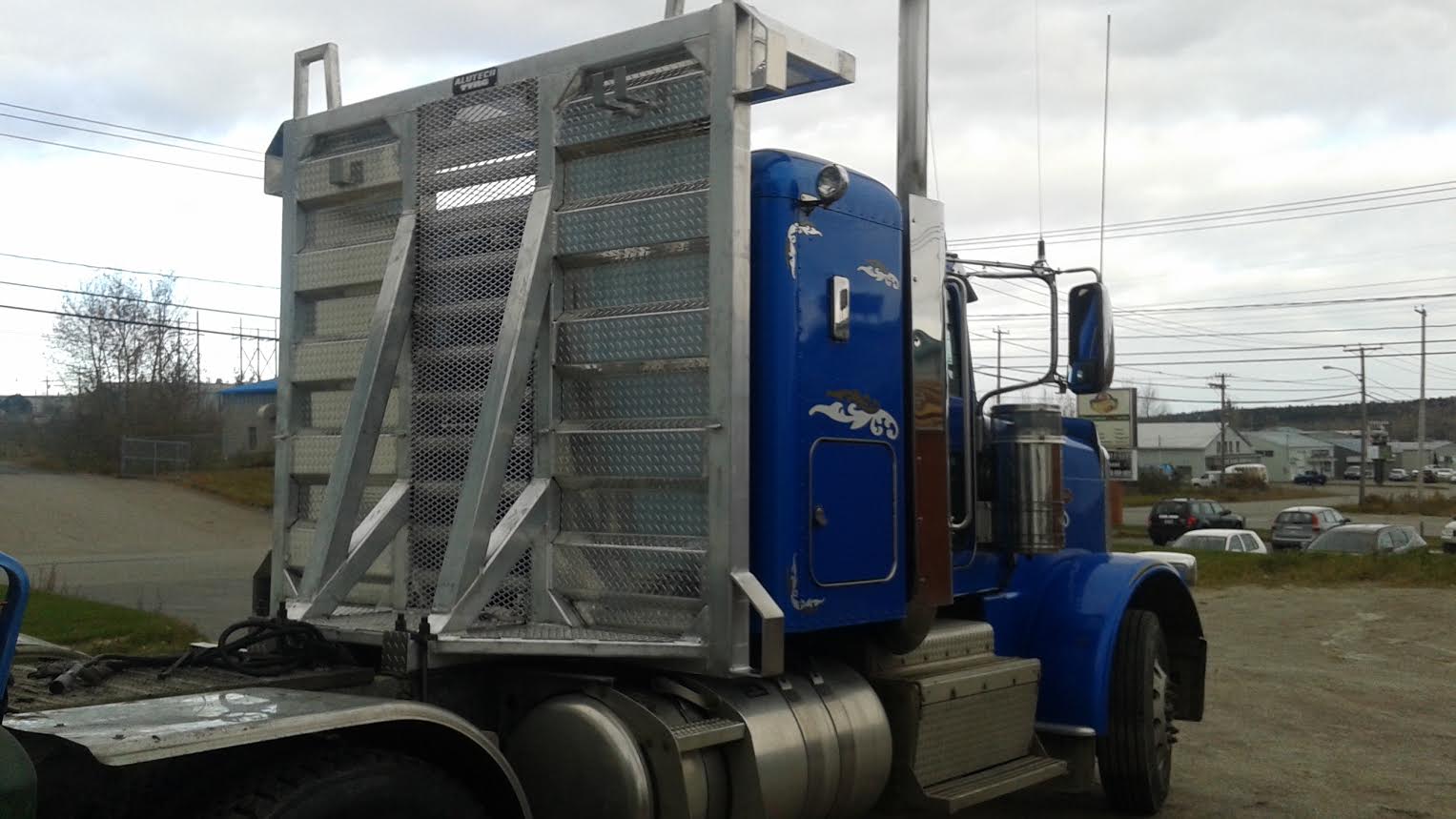 Un semi-remorque bleu est garé dans un parking.