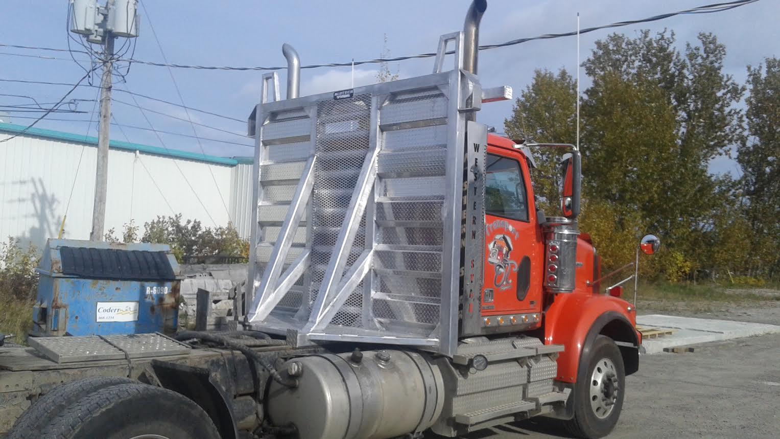 Un semi-remorque rouge est garé dans un parking.