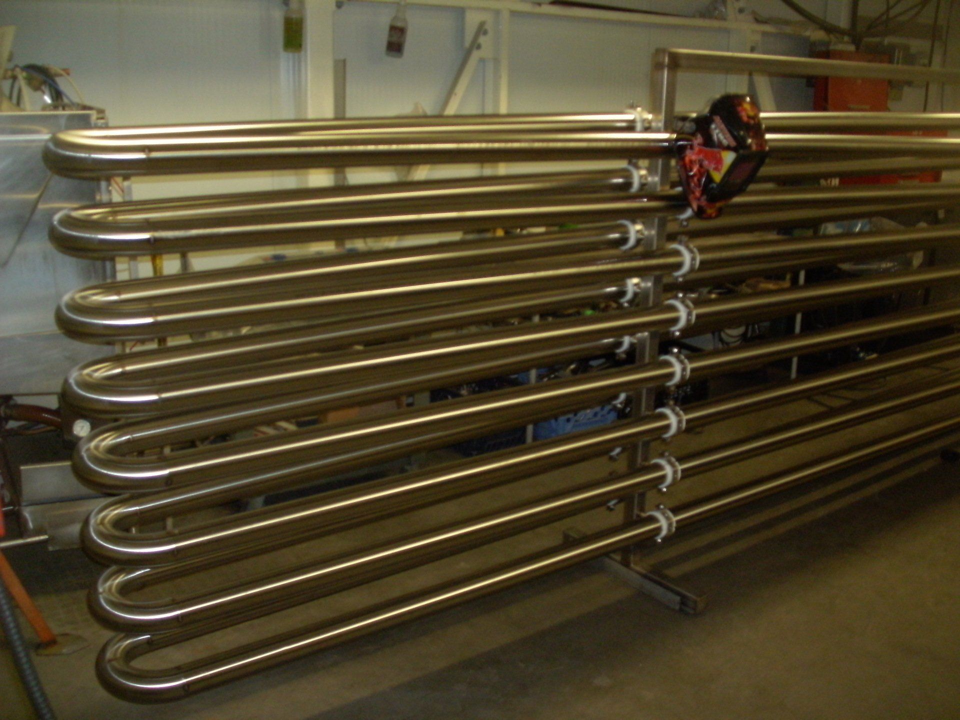 Un tas de tuyaux en acier inoxydable sont empilés les uns sur les autres