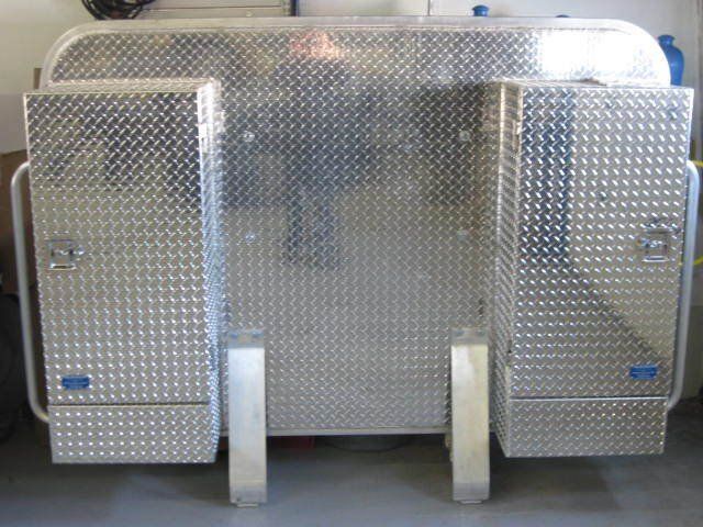 Une boîte en métal avec un autocollant bleu qui dit « aluminium » dessus