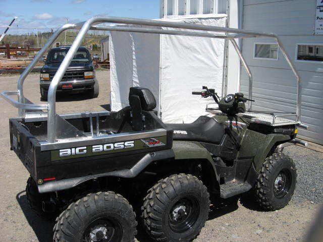 Un VTT big boss est garé devant un garage