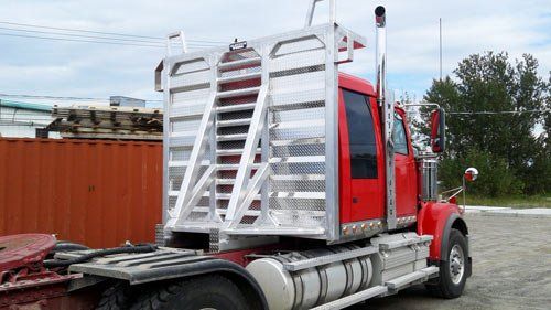 Un semi-remorque rouge auquel est attachée une remorque est garé dans un parking.