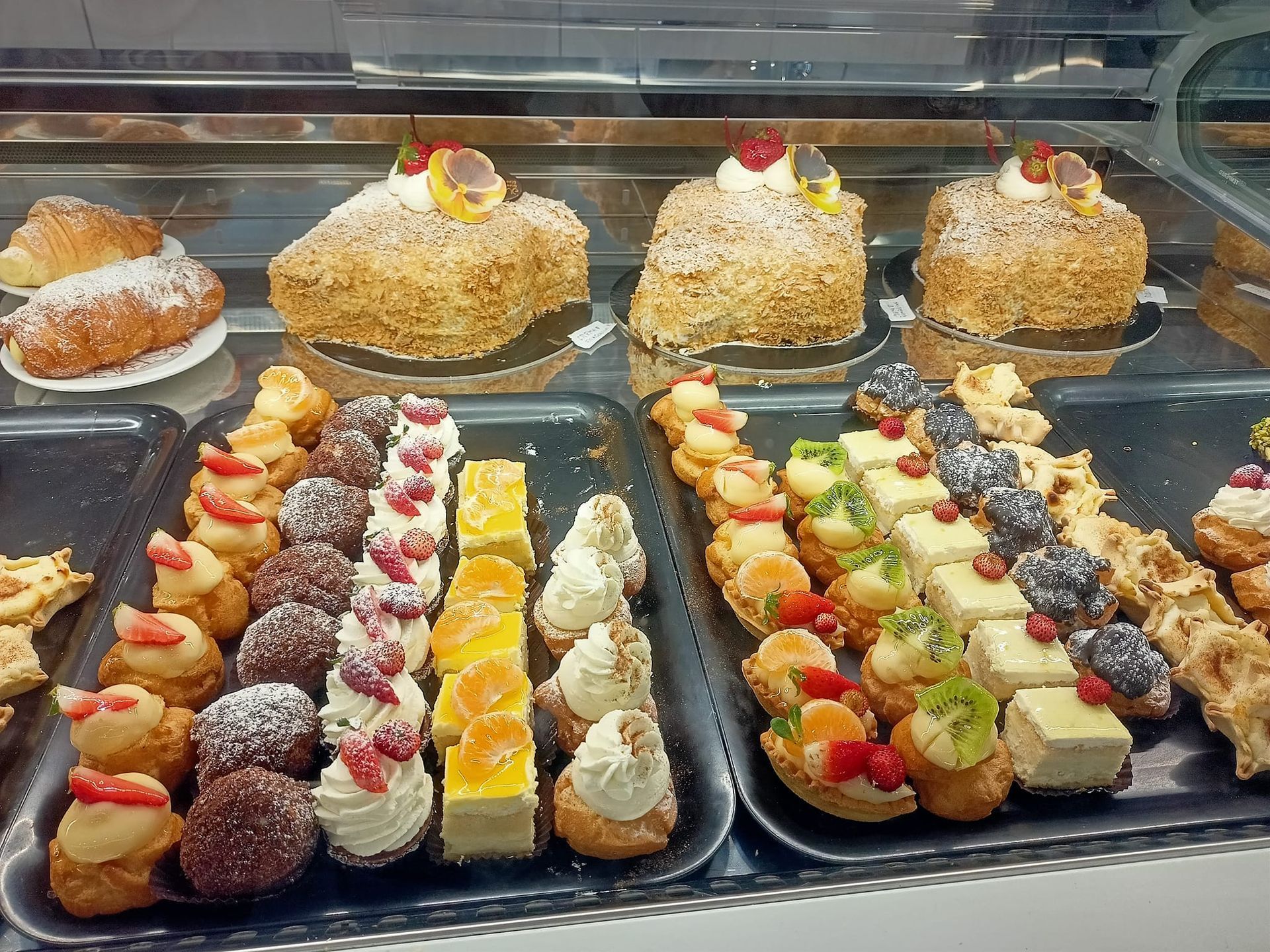 Pasticcini e torte in una vetrina