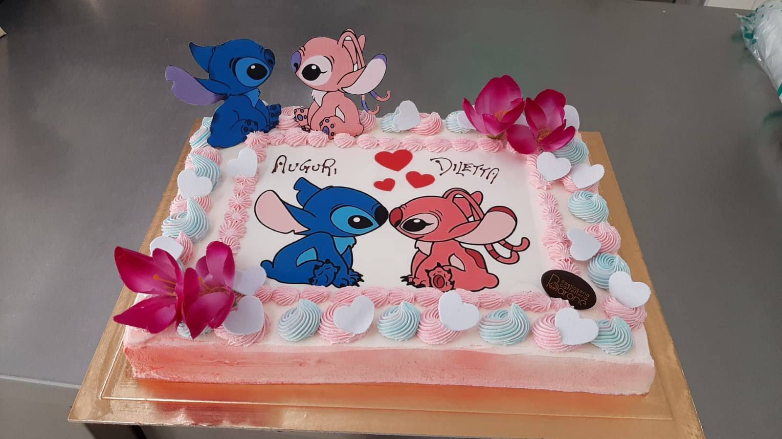 Torta decorata con i personaggi di Stitch e Angel