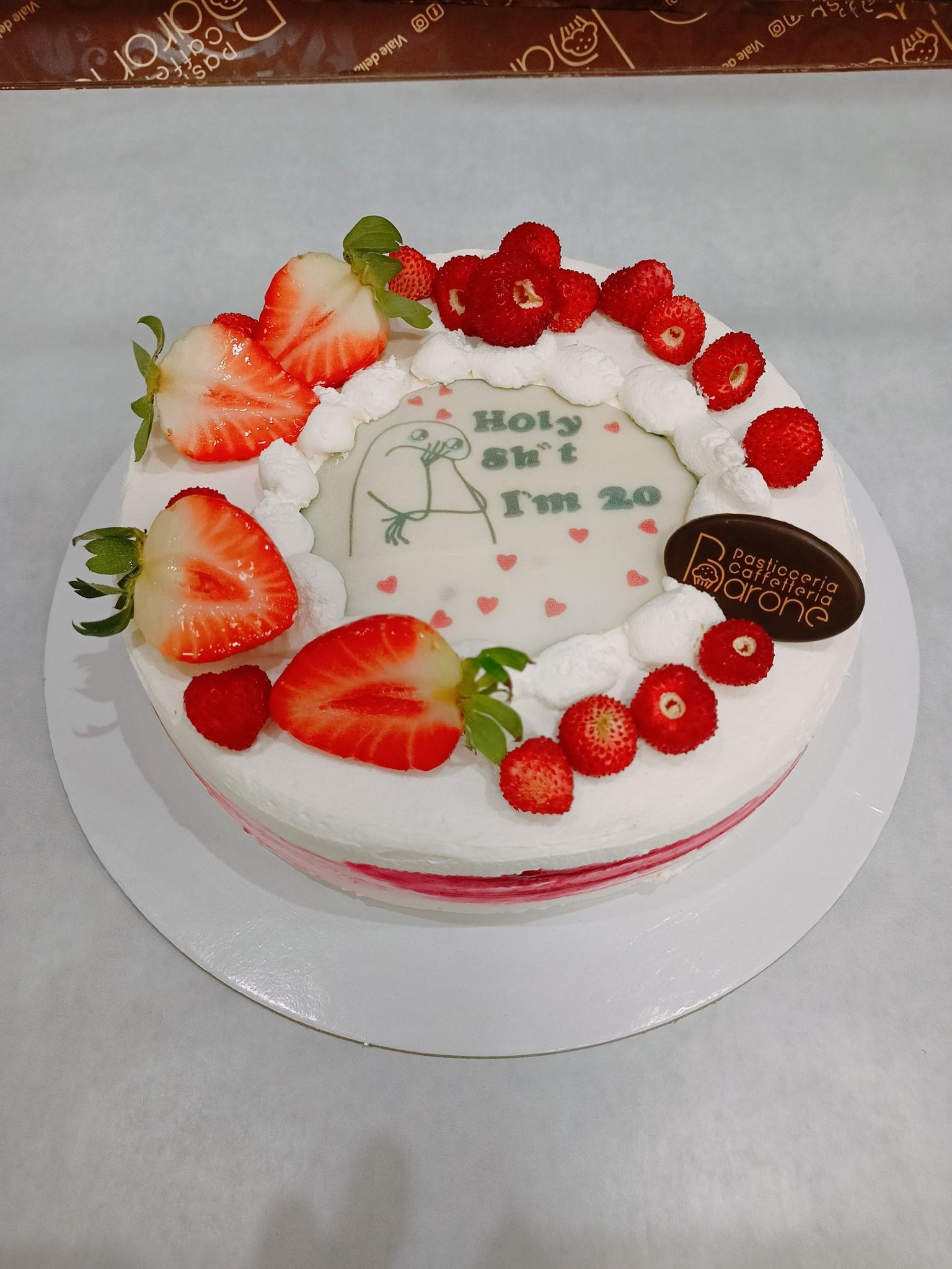 Torta decorata con fragole