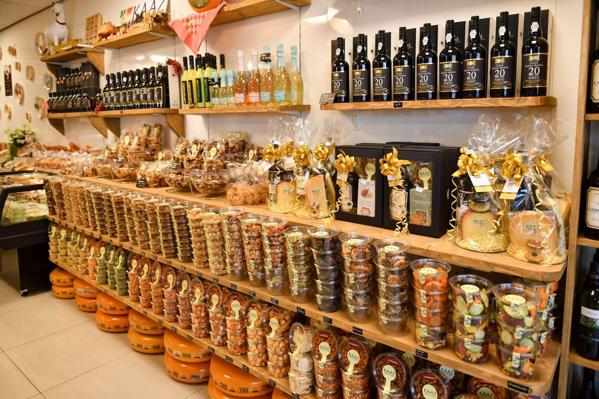 Schappen vol met verschillende potten en flessen met levensmiddelen in een goed verlichte winkel.