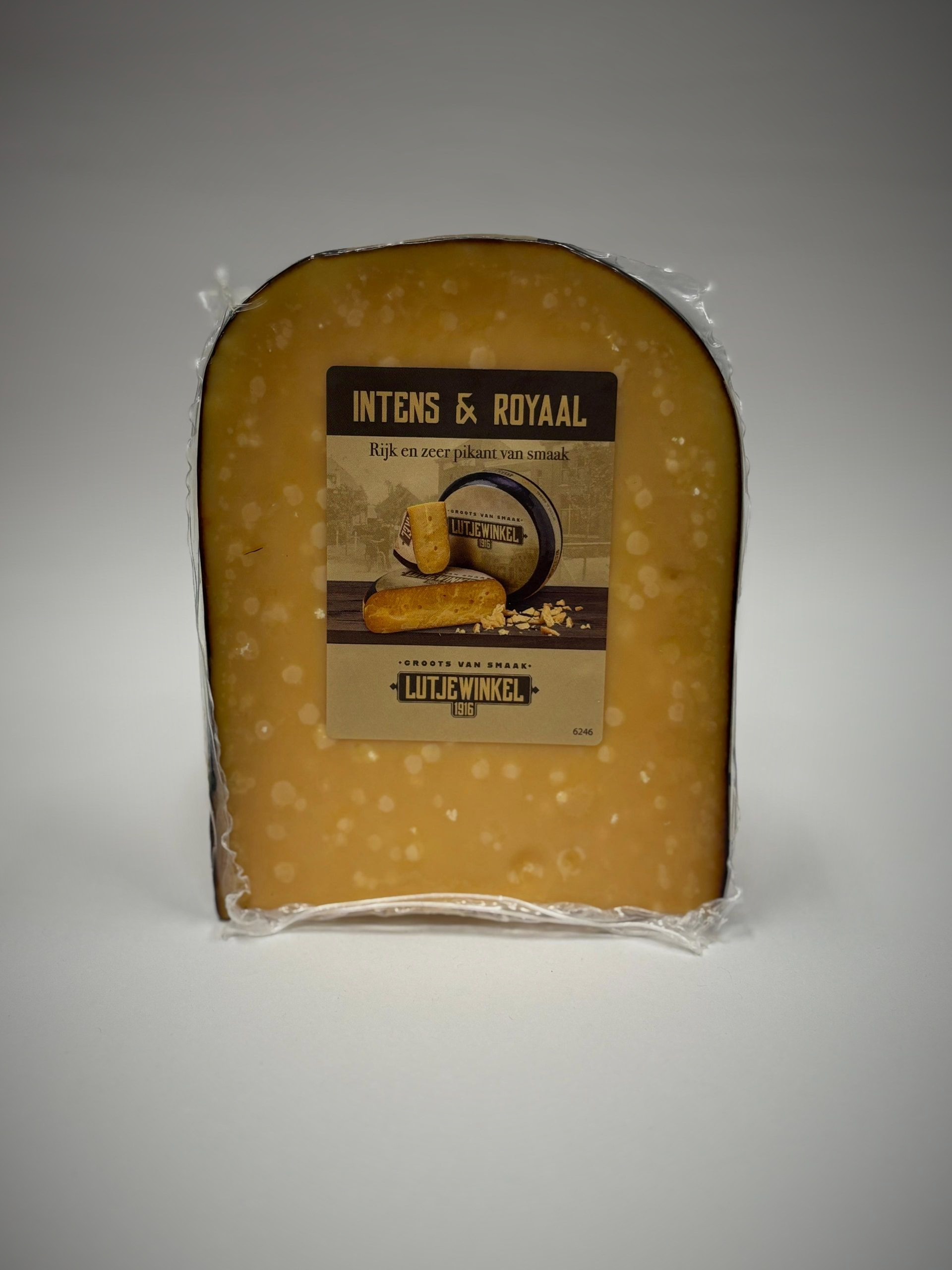 Blok Inting & Royal kaas in een transparante verpakking, met etiket en een lichte achtergrond.