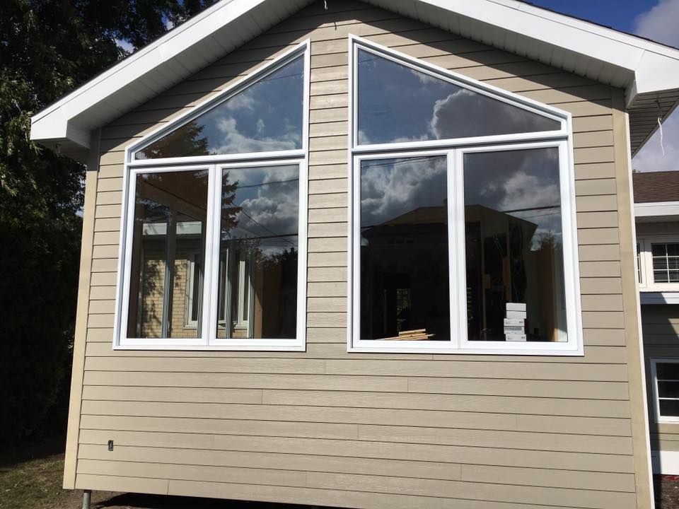 Une maison avec beaucoup de fenêtres sur le côté