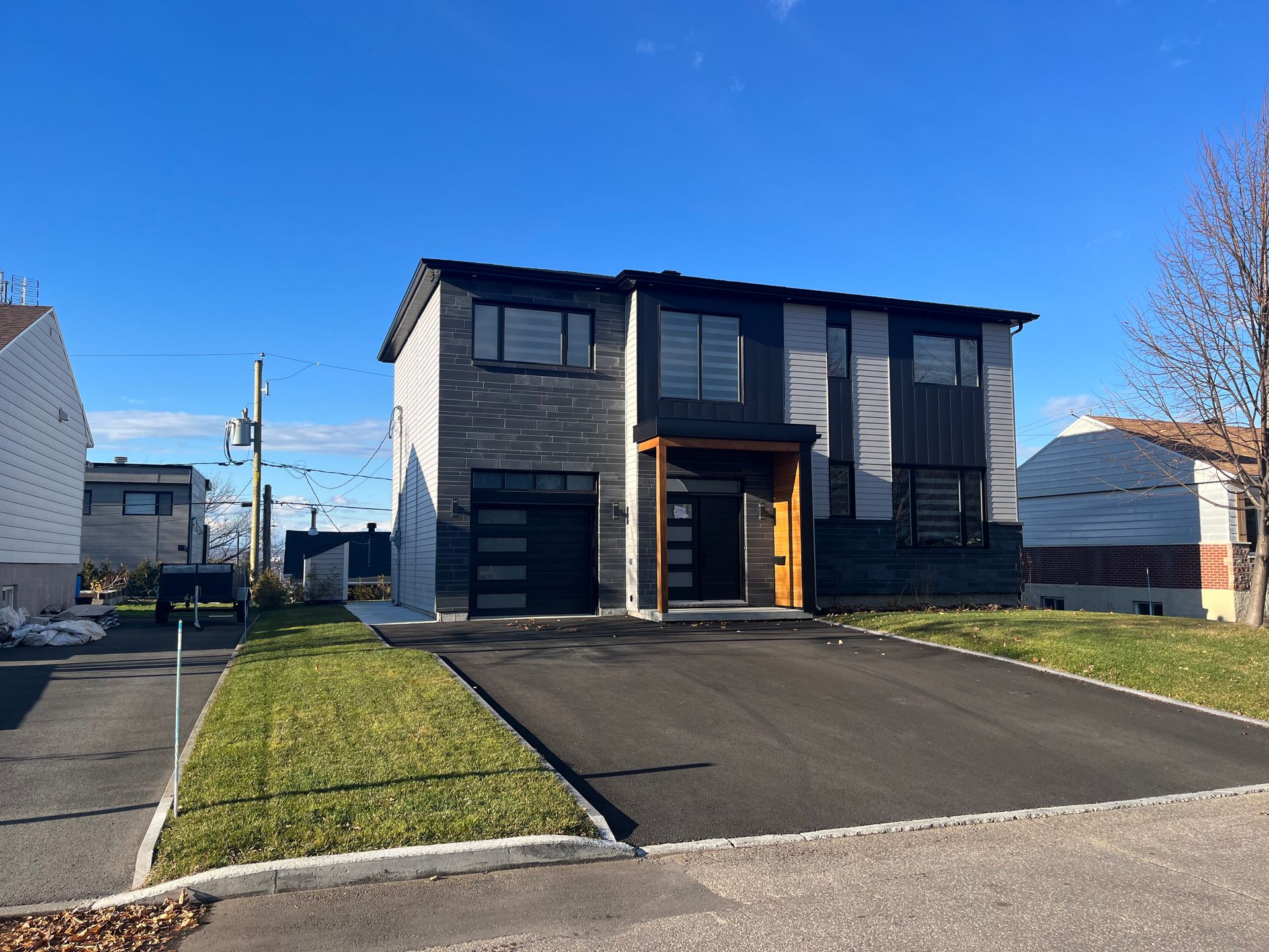 Une grande maison avec une allée devant