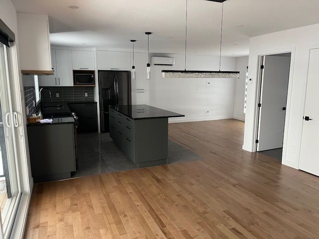 Une cuisine avec un grand îlot au milieu de la pièce.