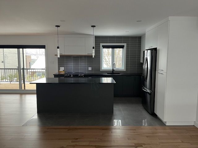 Il y a un grand îlot au milieu de la cuisine.