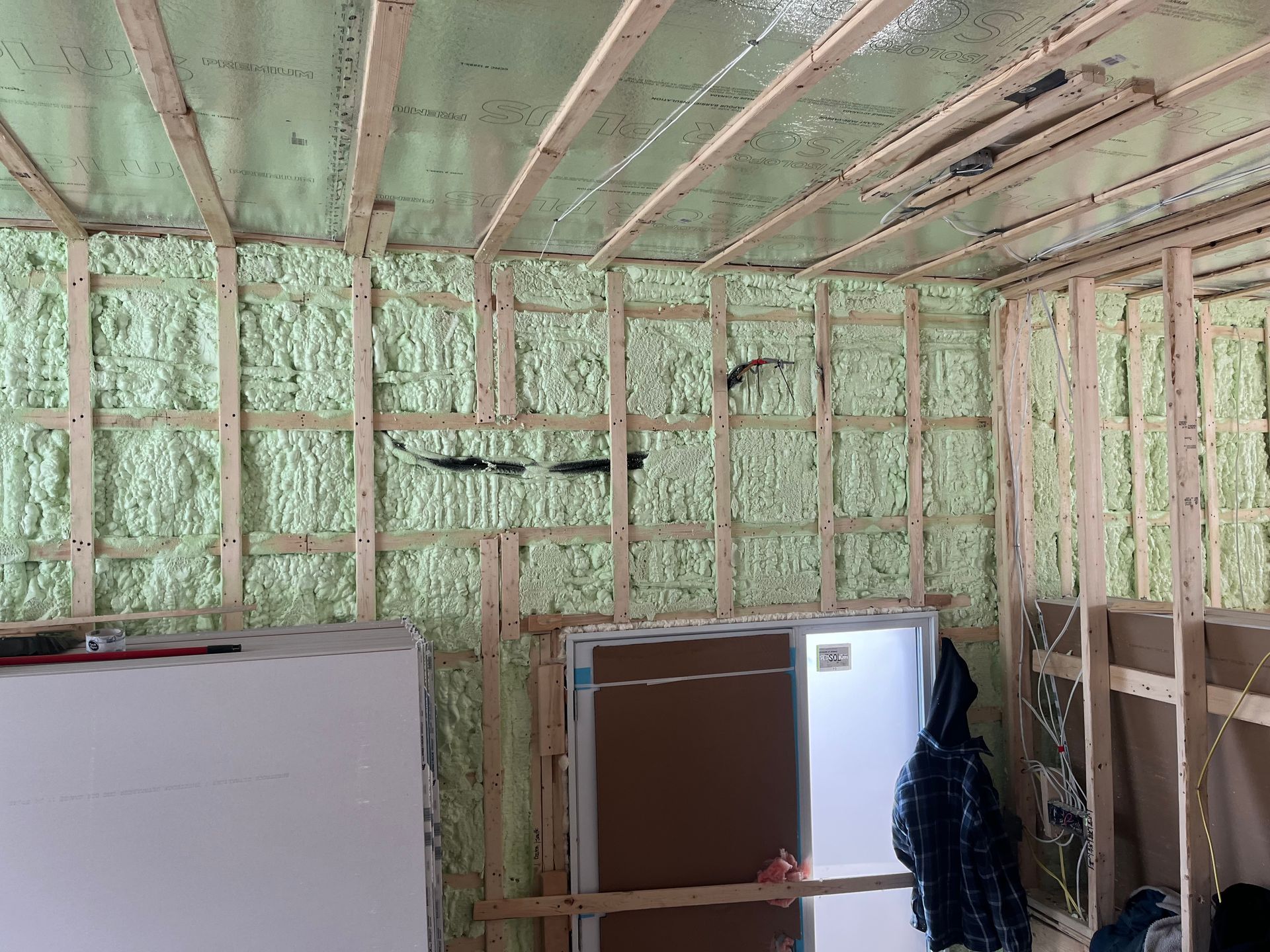 Une pièce avec isolation en mousse sur les murs et le plafond.