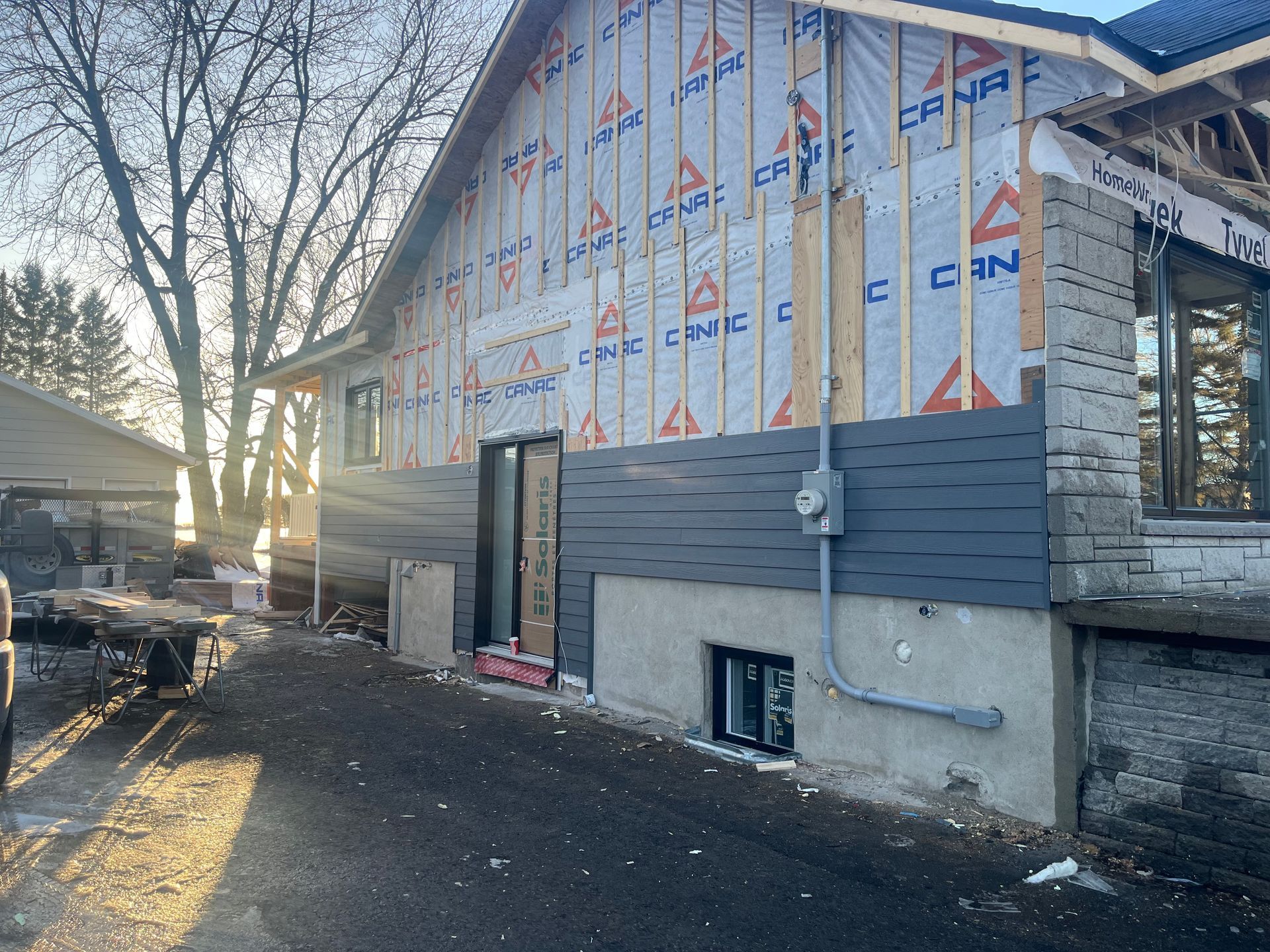 Une maison est en construction avec beaucoup de revêtement.