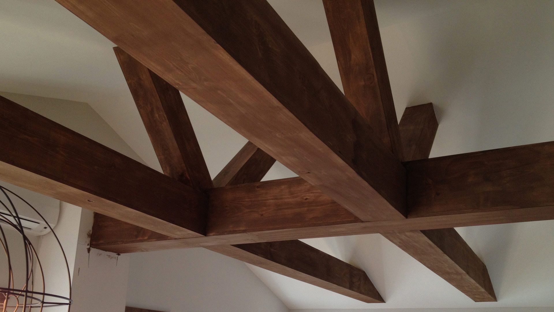 Un plafond avec beaucoup de poutres en bois