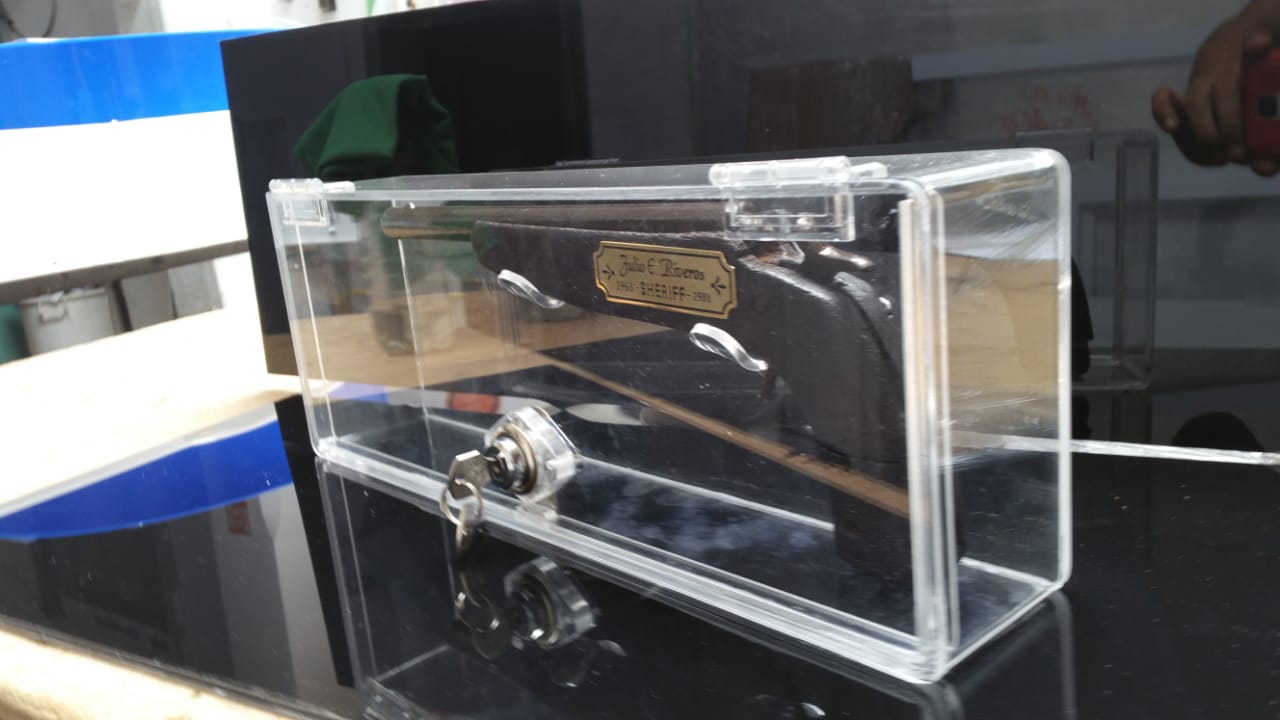 Damos forma al acrílico para complacer tus necesidades