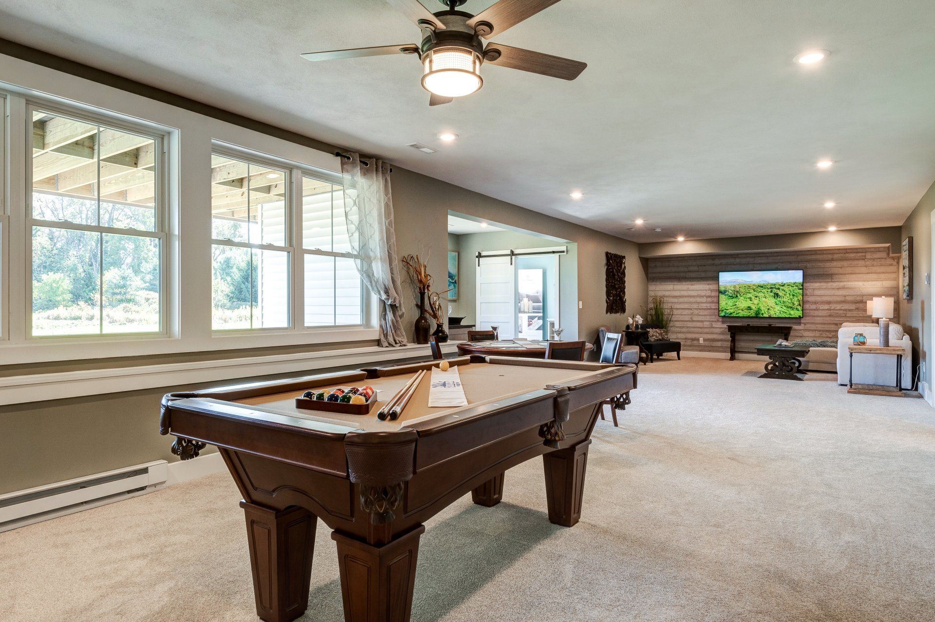 flex room with ceiling fan and pool table