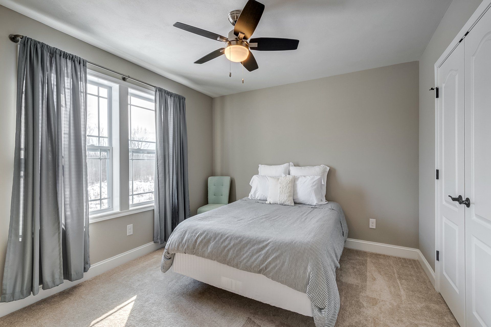 bedroom with ceiling fan