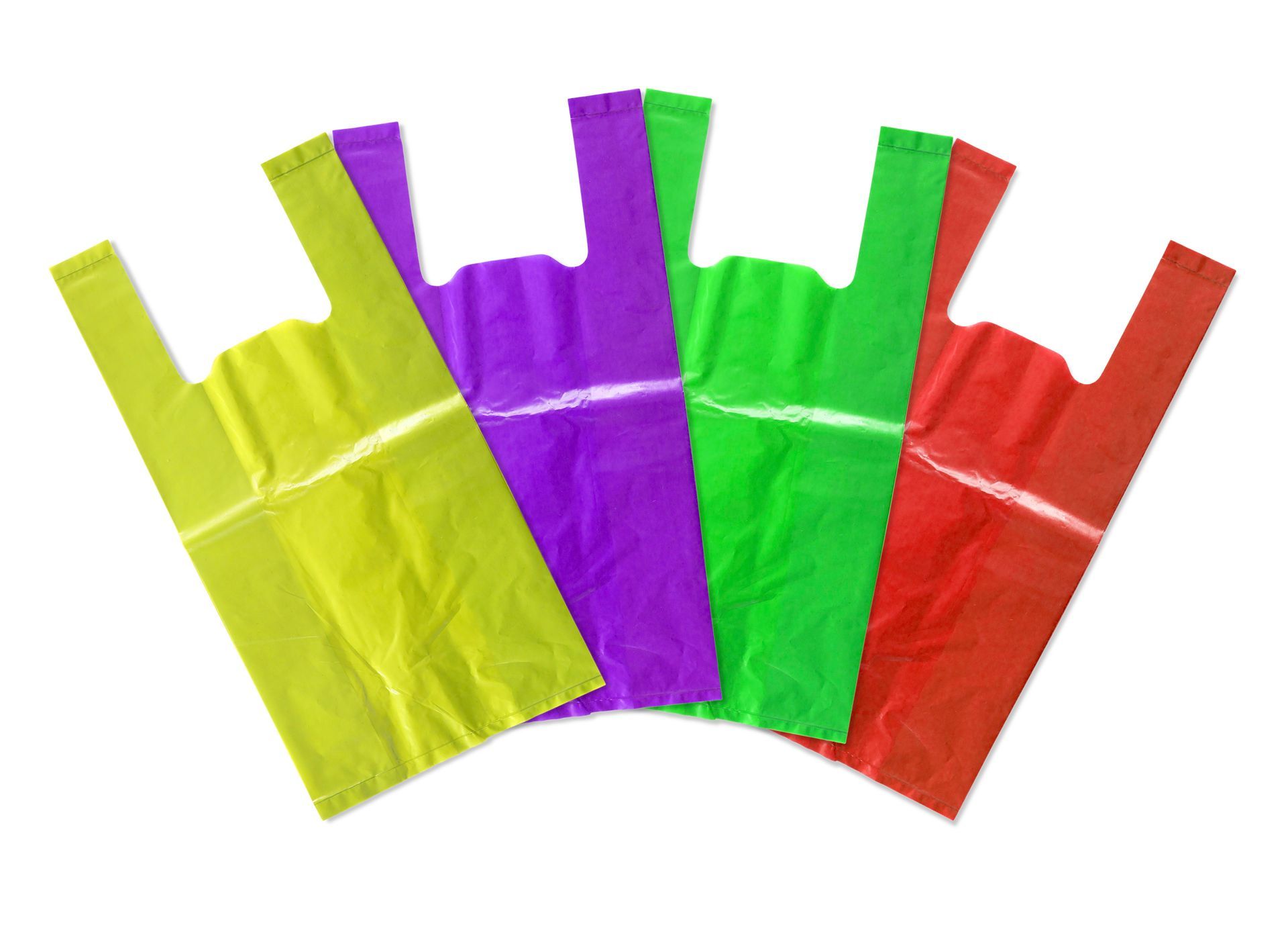 Un montón de bolsas de plástico de colores están apiladas una encima de otra.