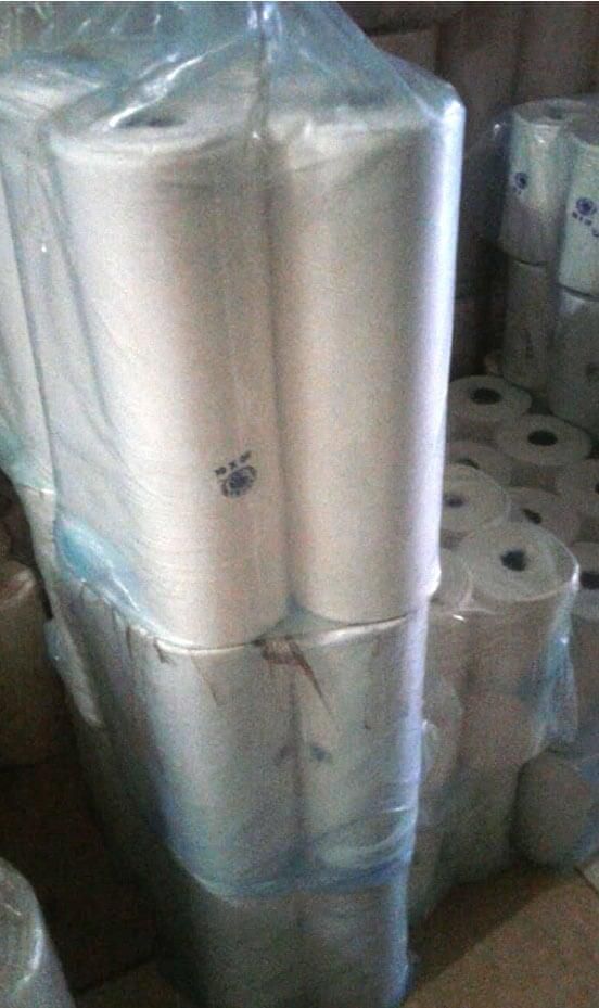 Un montón de rollos de papel higiénico apilados uno encima del otro en un almacén.