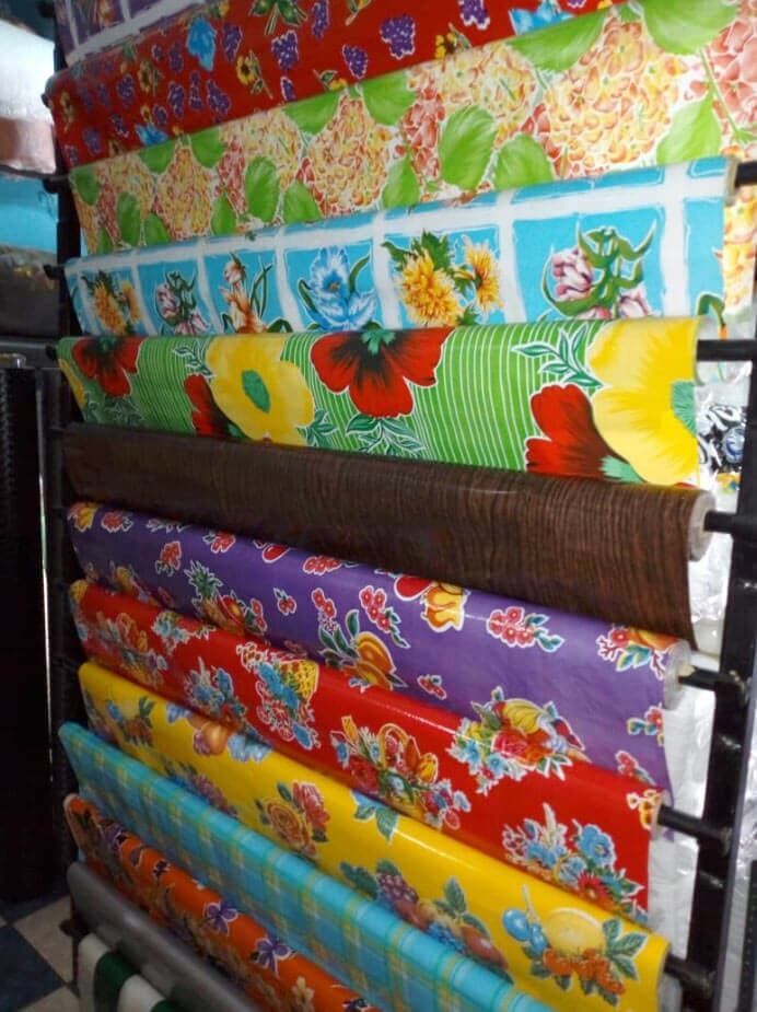 Un montón de telas de colores están apiladas una encima de otra.