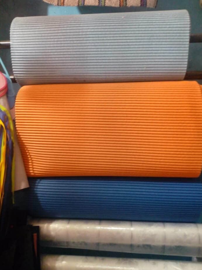 Un montón de rollos de papel están apilados uno encima del otro.