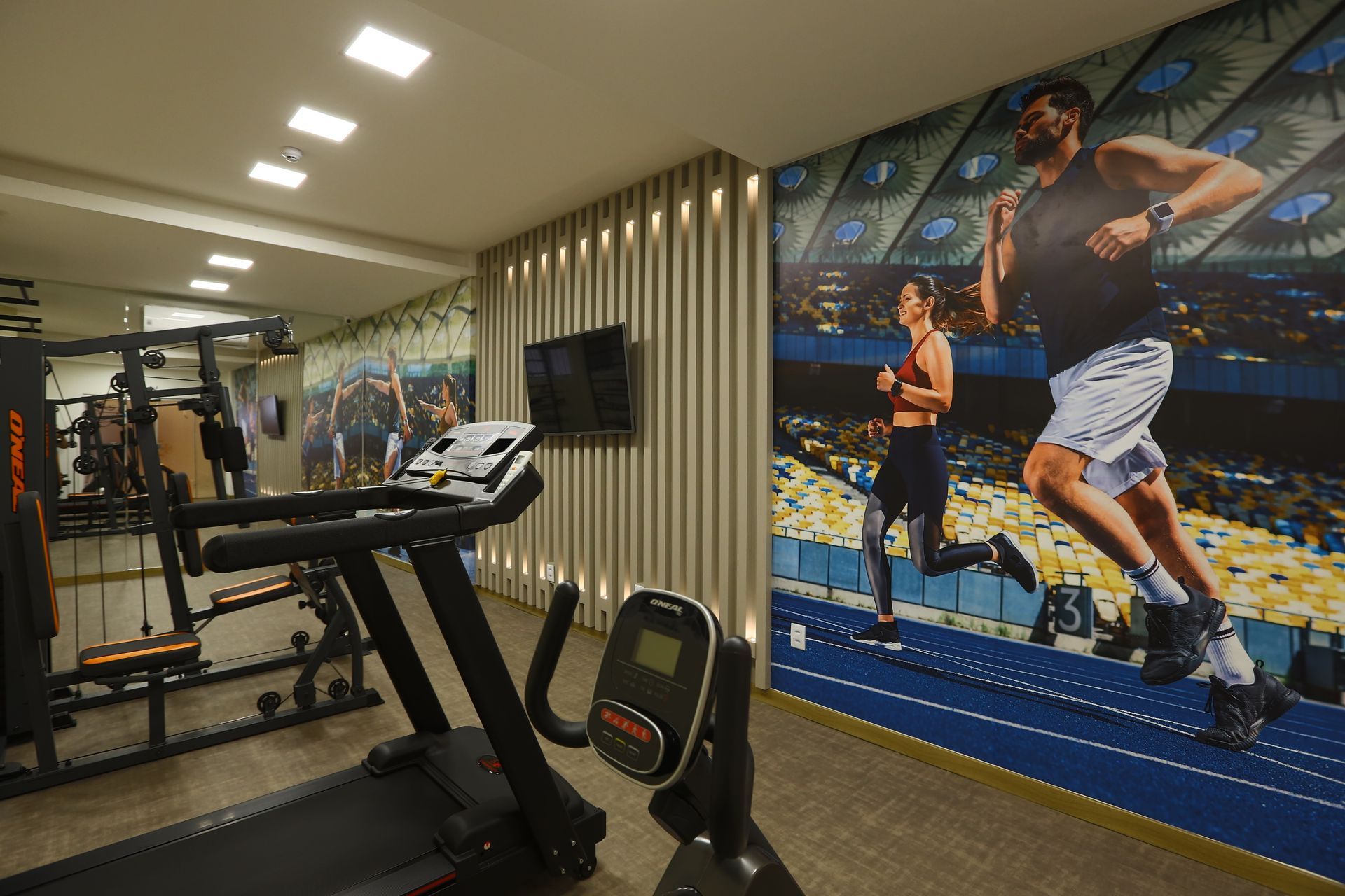 Um grande saguão de um hotel com mesas e cadeiras e um lustre pendurado no teto.