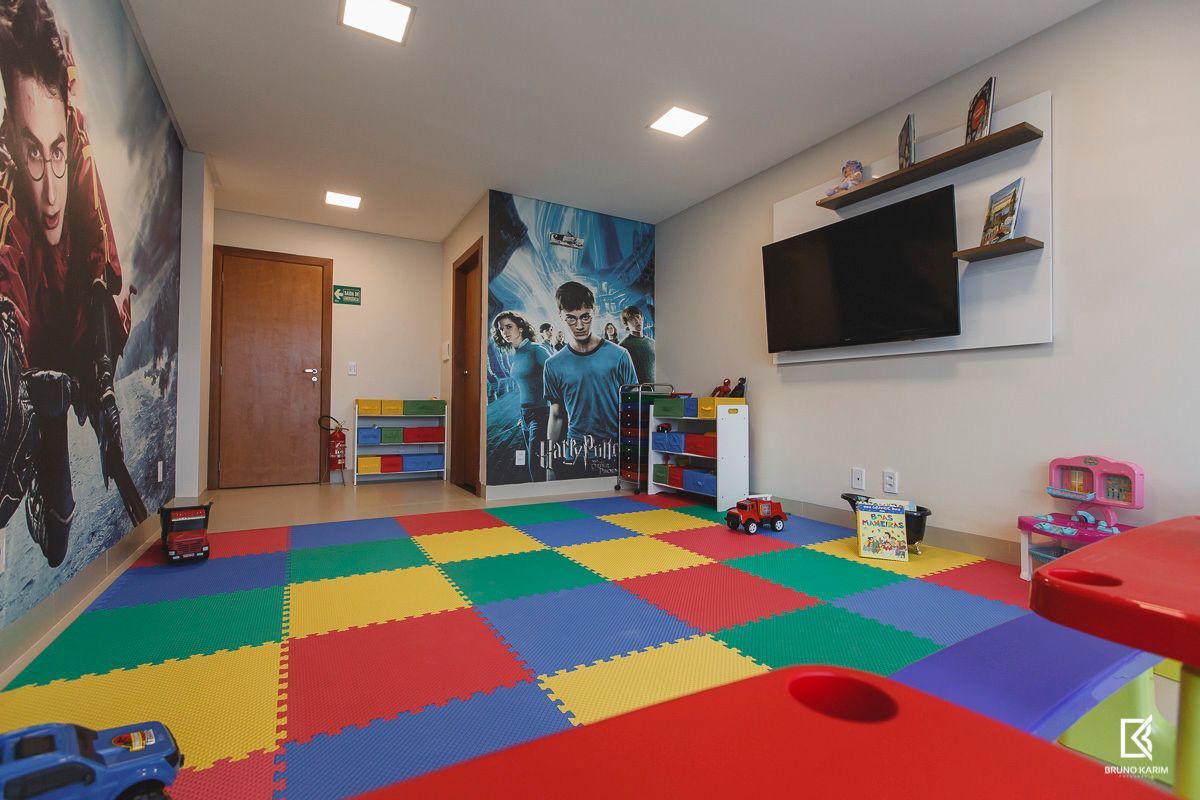 Um quarto de hotel com uma cama, lâmpadas e um espelho.