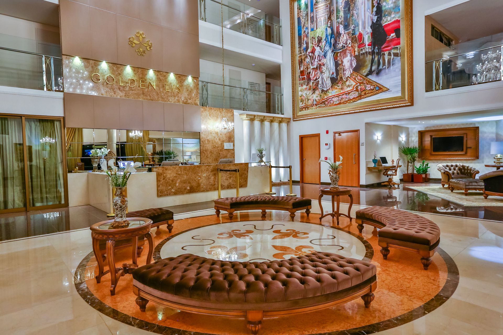 Um grande edifício com um posto de gasolina na frente.