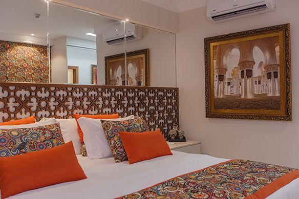 Há uma cama grande no meio do quarto.